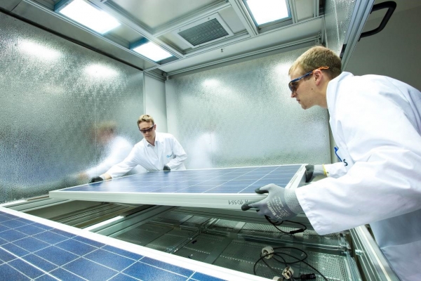 한화큐셀 독일 기술혁신센터 연구원이 태양광 모듈 품질 테스트를 진행하고 있다. (사진제공=한화큐셀)