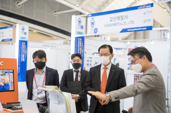 18일 열린 '한국 자동차산업·국제수송기계부품 전시회’에서 김상묵(오른쪽에서 두번째) 코트라 혁신성장본부장이 참가 기업의 제품 설명을 듣고 있다.