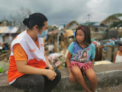 태풍 ‘고니’로 큰 피해를 입은 필리핀 지역의 아동과 월드비전 긴급구호활동가 (사진 제공=월드비전)