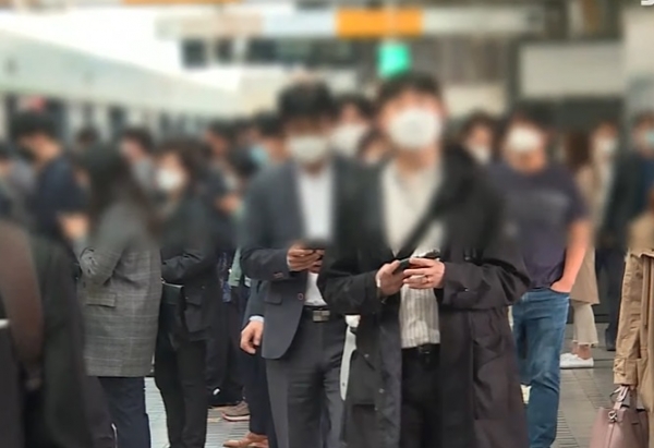 시민들이 마스크를 쓴 채 지하철을 기다리고 있다. (사진=SBS뉴스 캡처)