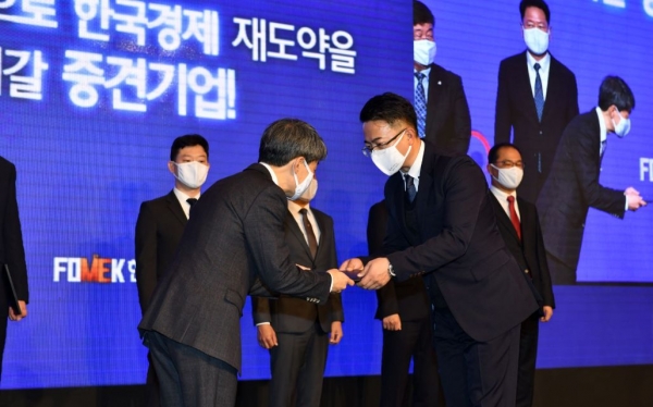 한상근(사진 오른쪽) 한국콜마 스킨케어연구소장이 지난 18일 서울 롯데호텔서 열린 '중견기업인의 날' 행사에서 산업통상자원부장관 표창을 수상했다. (사진제공=한국콜마)