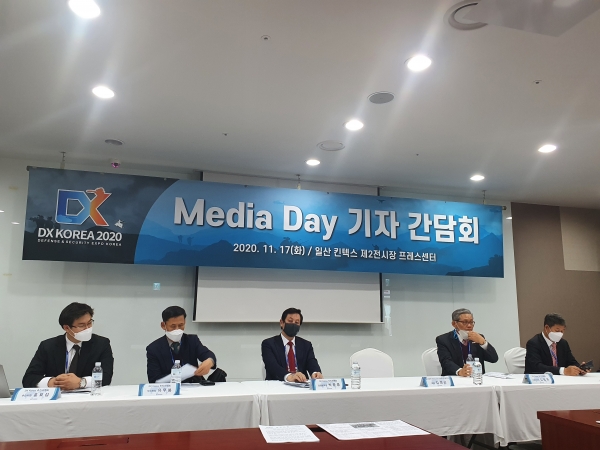 박춘종 DX  KOREA&nbsp;운영본부장(왼쪽 세 번째)이 17일 일산 킨텍스 2전시관에서 열린 'DX KOREA 2020' 기자 간담회에서 발언을 하고 있다.(사진=전현건 기자)