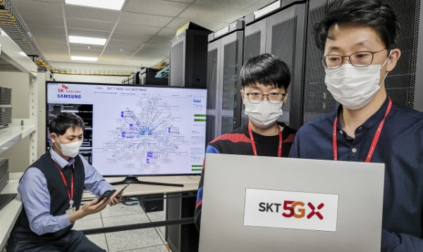 SKT 연구원들이 5GX 기술그룹Lab에서 '차세대 코어망'을 시험하고 있다. (사진제공=SK텔레콤)