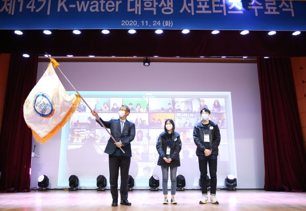 박재현(왼쪽 첫 번째) 한국수자원공사 사장과 우수상 수상팀 대표들이 24일 대전시 대덕구 본사에서 열린 '제14기 한국수자원공사 대학생 서포터즈' 온라인 수료식에서 기념촬영을 하고 있다.