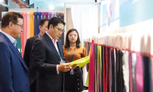 조현준 효성 회장이 상하이에서 열린 '인터텍스타일 전시회'에 방문해 제품을 보고있다. (사진제공=효성)