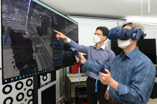ETRI 연구진이 개발한 VR 멀미 정량화 분석 기술을 이용해 멀미가 저감된 콘텐츠를 체험하고 있는 모습