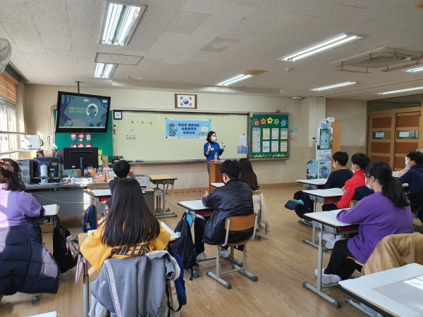 '푸른코끼리' 전문강사가 서울탑동초등학교 6학년 학생들을 대상으로 사이버 폭력 예방 교육을 실시하고 있다. (사진제공=삼성전자)