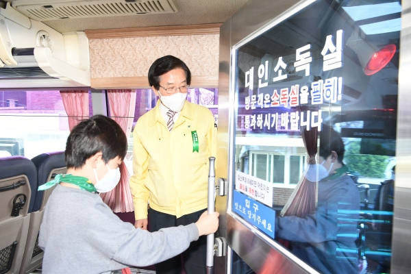 전국 최초 버스 대인소독차 운영 모습. (사진제공=문경시)