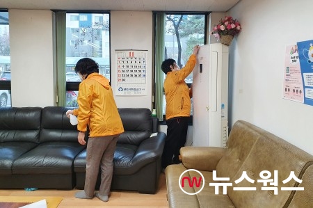 수원시 지역자율방재단 단원들이 '한파 쉼터' 점검 후 실내를 소독하고 있다.(사진제공=수원시)