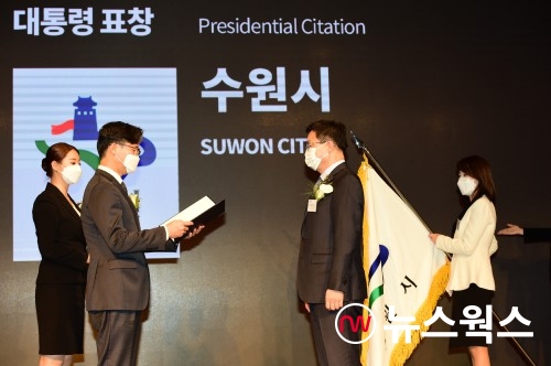지난 11월 19일 대한민국디자인대상 시상식에서 염태영(오른쪽) 수원시장이 대통령 표창을 받고 있다.(사진제공=수원시)