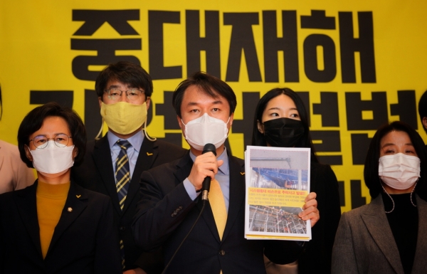 김종철(앞줄 왼쪽 두 번째) 정의당 대표와 강은미(앞줄 왼쪽 첫 번째) 원내대표를 비롯한 정의당 의우너들과 당직자들은 3일 국회 로텐더홀에서 중대재해기업처벌법 제정을 위한 비상 농성에 돌입했다. (사진제공=정의당)