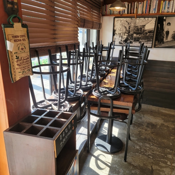 서울 소재 한 카페의 의자와 테이블이 모두 치워져 있다. (사진=윤현성 기자)
