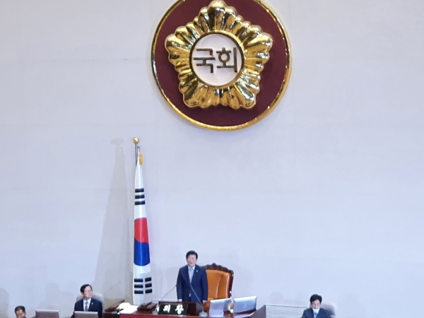 박병석 국회의장이 29일 오후 국회 본회의에서 개의를 선언하고 있다.&nbsp;(사진=전현건 기자)