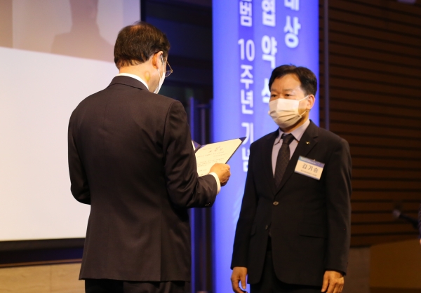 김기승(오른쪽) LX 부사장이 상장을 수여하고 있다. (사진제공=LX)