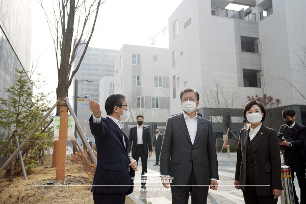 문재인 대통령(가운데)이 변창흠(왼쪽) 국토교통부 장관 후보자와 김현미(오른쪽) 국토교통부 장관과 함께 (사진제공=청와대)
