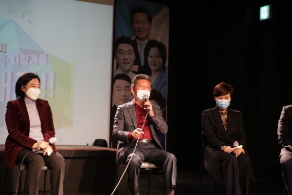 정청래(가운데) 더불어민주당 의원이 지난 11월 22일 개최된 '검찰개혁 토크콘서트'에서 발언하고 있다. (사진=정청래 의원 공식 블로그 캡처)