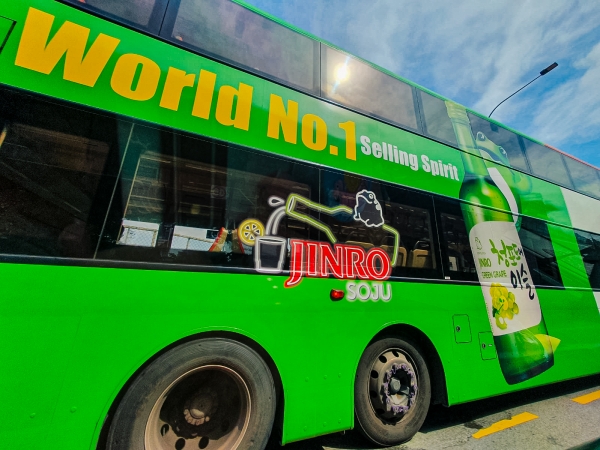 싱가포르의 World No.1 Selling Spirit JINRO 버스 랩핑광고. (사진제공=하이트진로)