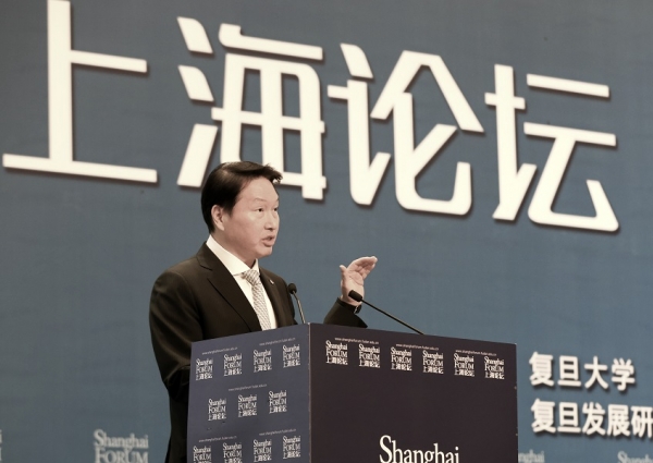 최태원 SK그룹 회장이 지난해 5월 중국 상하이국제컨벤션센터에서 열린 '상하이 포럼 2019'에서 개막 연설을 하고 있다. (사진제공=SK)