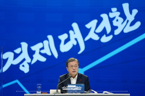문재인 대통령이 지난 17일 서울 대한상공회의소에서 열린 ‘2021년 경제정책방향 보고회’에서 발언하고 있다. (사진제공=청와대)