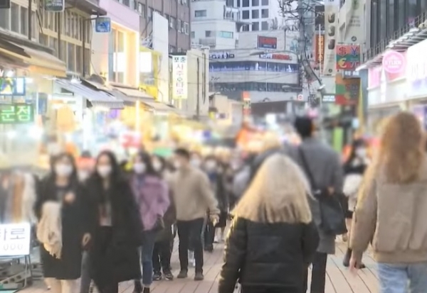 서울시의 한 번화가에서 시민들이 마스크를 쓰고 걸어가고 있다. (사진=MBC뉴스 캡처)