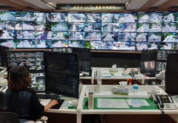 경주시가 방범용 차량번호인식 CCTV를 활용해 ‘경유차량 운행제한 시스템’을 구축하면서 예산 2억3000만원을 절감했다. 사진은 경주시 CCTV통합관제센터 모습. (사진제공=경주시)