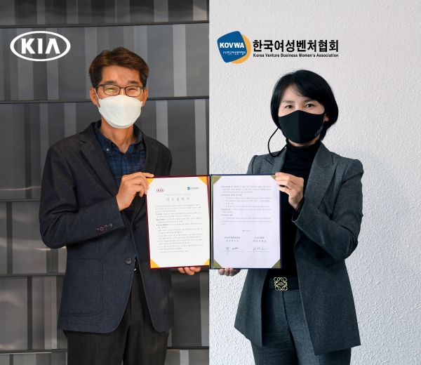 지난 22일 권혁호(왼쪽부터) 기아자동차 국내사업본부장과  박미경 한국여성벤처협회 회장이 비대면 업무협약식을 진행했다. (사진제공=기아자동차)