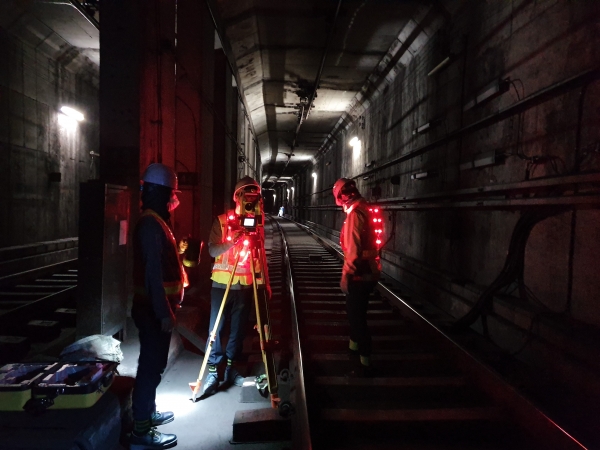 한국국토정보공사(LX) 직원들이 지난해 지하공간통합지도 구축을 위해 경기도 일대 지하시설물을 측량하고 있는 모습. (사진제공=LX)