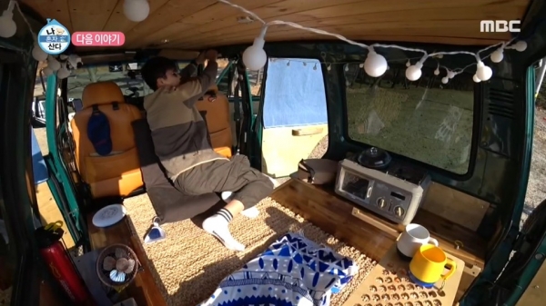 배우 안보현이 SUV(현대자동차 갤로퍼)를 개조해 만든 캠핑카로 차박을 즐기고 있다. (사진=MBC 나혼자산다 캡처)