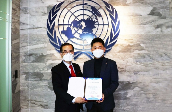 박진규(사진 오른쪽) CJ대한통운 부장이 회사 대표로 나서 안헌식 유엔봉사단 이사장으로부터 '2020 대한민국 봉사대상'을 받았다. (사진제공=CJ대한통운)