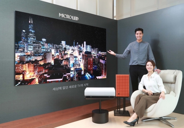 삼성전자 모델들이 서울 논현동 디지털프라자 강남본점에서 '마이크로 LED TV'를 소개하고 있다. (사진제공=삼성전자)
