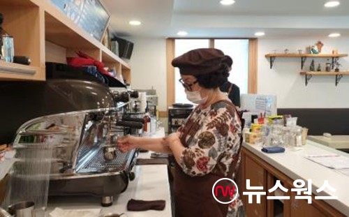 '노인 일자리 및 사회활동 지원 사업' 중 카페 매니저 활동 모습(사진제공=성남시)