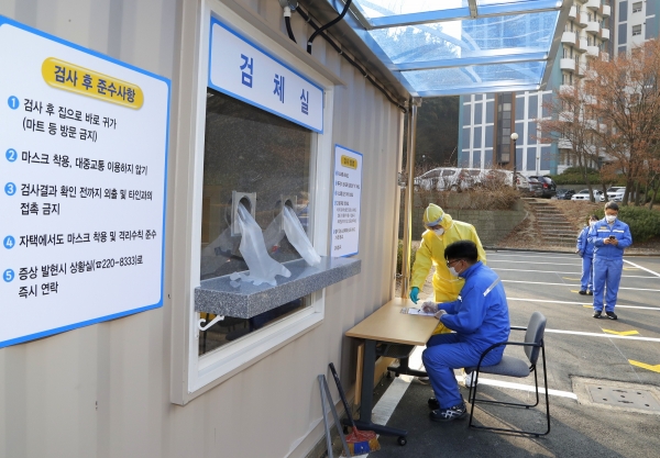 포항제철소에 설치된 코로나19 선별진료소에서 직원들이 검사를 받고 있는 모습. (사진제공=포스코)