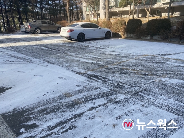경기도 한 주차장 도로에 지난 6일 내린 눈이 쌓여 있다. (사진=김남희 기자)