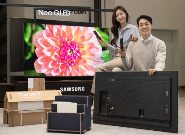삼성전자 모델들이 수원 삼성 디지털시티에서 2021년 신제품 Neo QLED TV와 새롭게 적용된 솔라셀 리모컨, 에코 패키지를 소개하고 있다. (사진제공=삼성전자)
