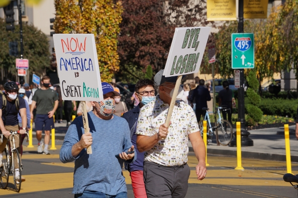 미국 수도 워싱턴D.C.에서 사람들이 피켓을 들고 시위를 하고 있다. 기사와 시위는 관련 없음. (사진제공=언스플래쉬)<br>