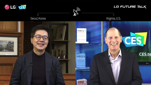 박일평(왼쪽) LG전자 CTO 사장과 게리 샤피로 CTA(미국소비자기술협회) CEO가 대화를 나누고 있다. (사진제공=LG전자)