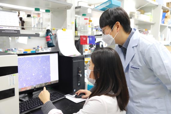 한국생명공학연구원 대사제어연구센터 이은우(오른쪽) 박사가 센터연구원과 함께 실험을 진행하고 있다. 생명공학연구원 제공