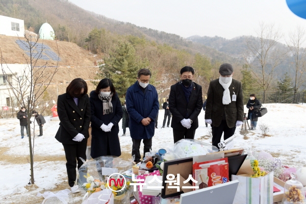 전진선 의장과 박현일, 이혜원, 윤순옥 의원이 정인 양 묘를 찾아 추모하고 있다. (사진제공=양평군의회)