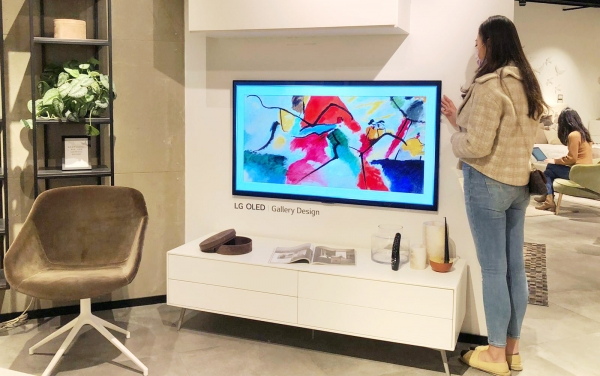 고객이 홍콩 샤틴에 위치한 보컨셉 매장에 설치된 LG 올레드 갤러리 TV를 살펴보고 있다. (사진제공=LG전자)