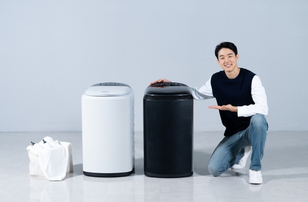 모델이 수원 삼성 디지털시티에서 소형 세탁기 신제품을 소개하고 있다. (사진제공=삼성전자)
