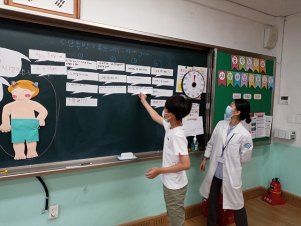 김천중앙초가 '코로나라도 괜찮은 행복학교를 주제로 건강프로그램을 운영하고 있다. (사진제공=경북교육청)