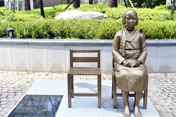 일본대사관 앞에 위치한 위안부 동상