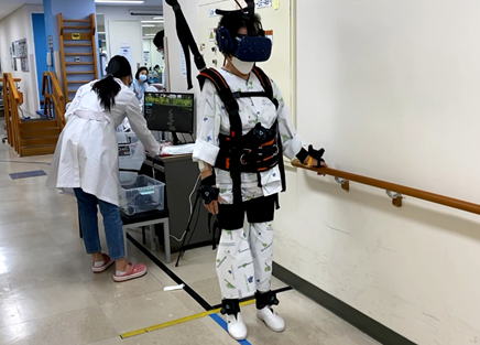 VR를 이용한 보행재활치료 프로그램으로 걷기운동을 하는 환자.