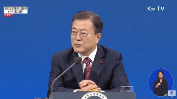 문재인 대통령이 18일 청와대 춘추관에서 온라인으로 열린 ‘신년 기자회견’에서 발언하고 있다. (사진=KTV 유튜브 캡처)