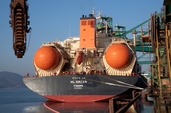 포스코의 친환경 LNG 추진 벌크 외항선 '그린호'가 첫 항차에 성공하고 광양 원료부두에서 철광석을 하역하고 있다. (사진제공=포스코)