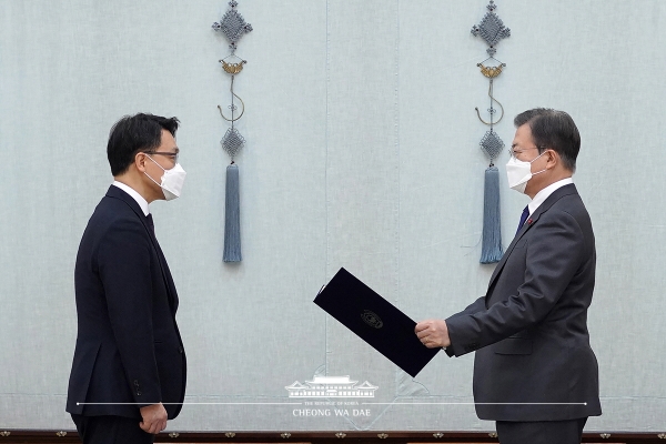 문재인(오른쪽) 대통령이 21일 청와대에서 김진욱 초대 공수처장에게 임명장을 수여하고 있다. (사진=청와대 홈페이지 캡처)
