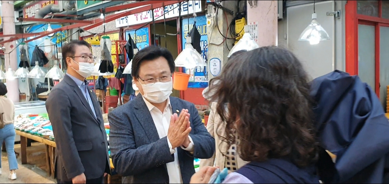 강기윤 국민의힘 의원이 자신의 지역구인 창원시 성산구의 한 재래시장 앞에서 만난 주민과 담소를 나누고 있다. (사진제공=강기윤 의원실)