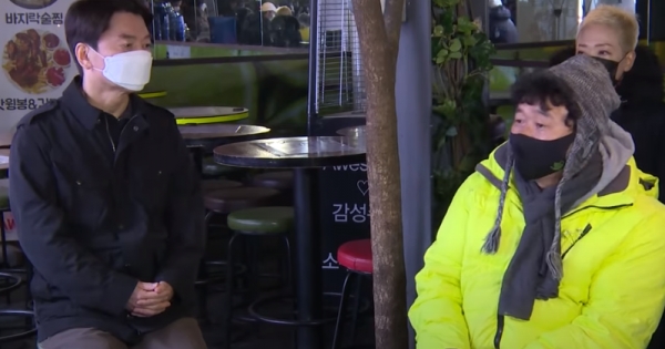21일 안철수(왼쪽) 국민의당 대표와 강원래씨가 만나 자영업자의 고충에 관해 얘기를 나누고 있다. (사진=유튜브 '안철수' 캡처)