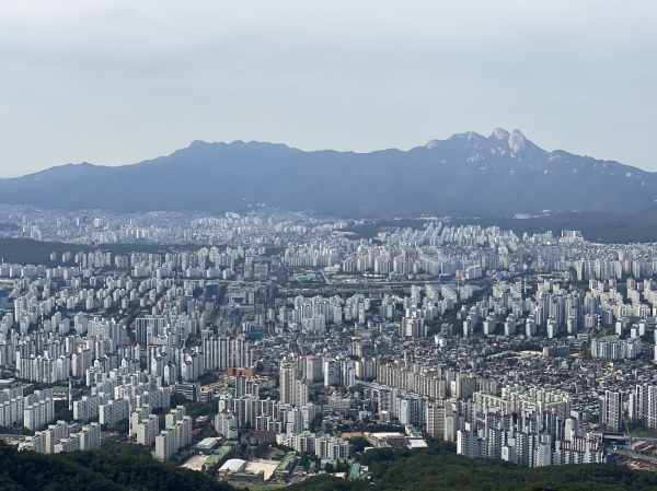 불암산 정상에서 바라본 서울의 아파트 단지 모습. (사진=남빛하늘 기자)
