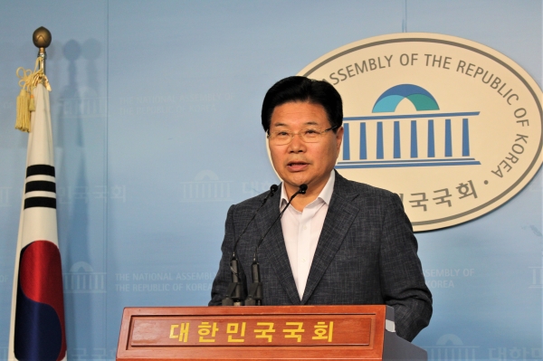 자유한국당 홍문종 의원이 18일 국회정론관 기자회견을 통해 자유한국당 탈당을 공식 선언했다. (사진= 원성훈 기자)